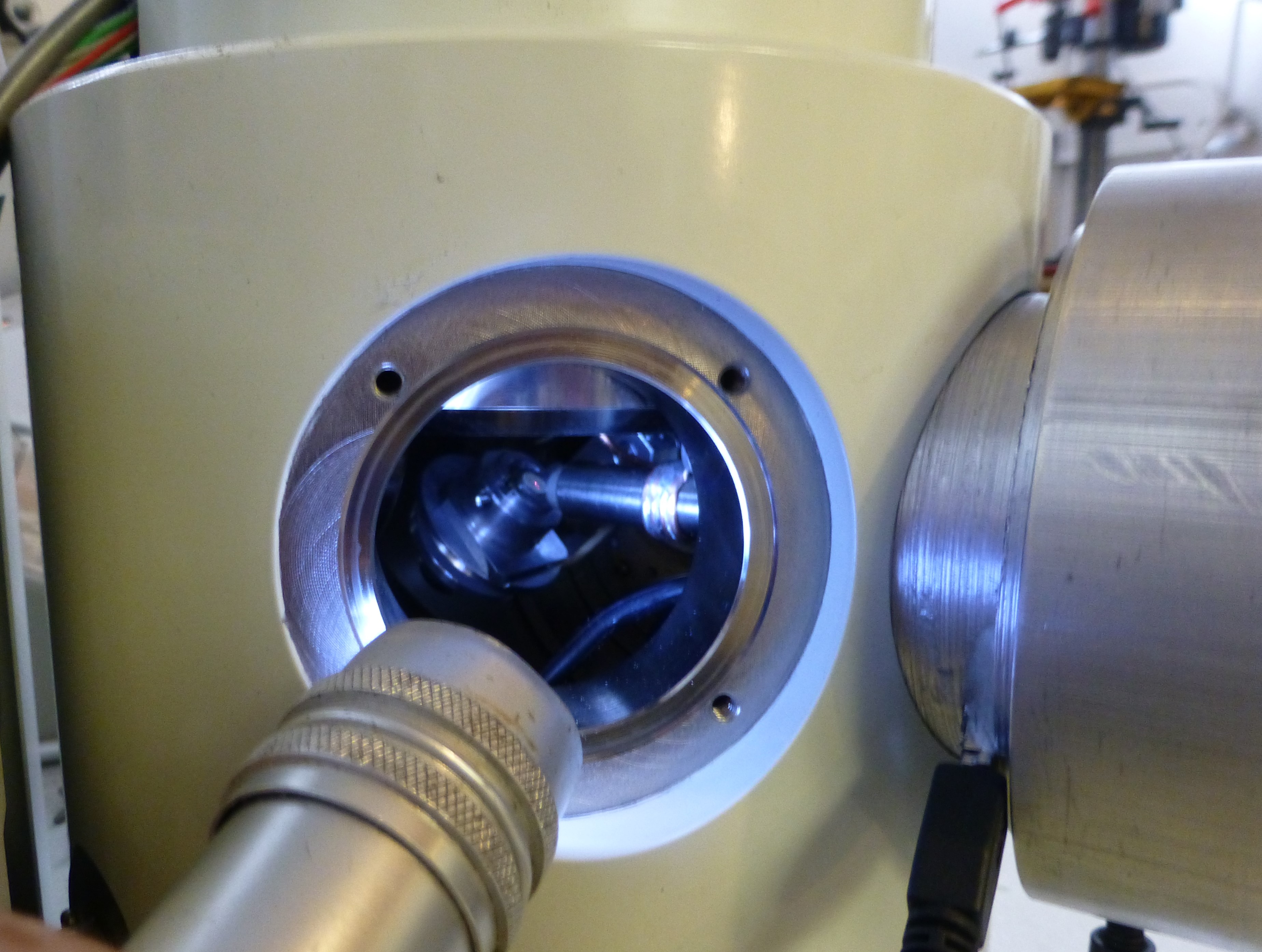 Interfa&ccedil;age de Raman dans un microscope &eacute;lectronique &agrave; balayage