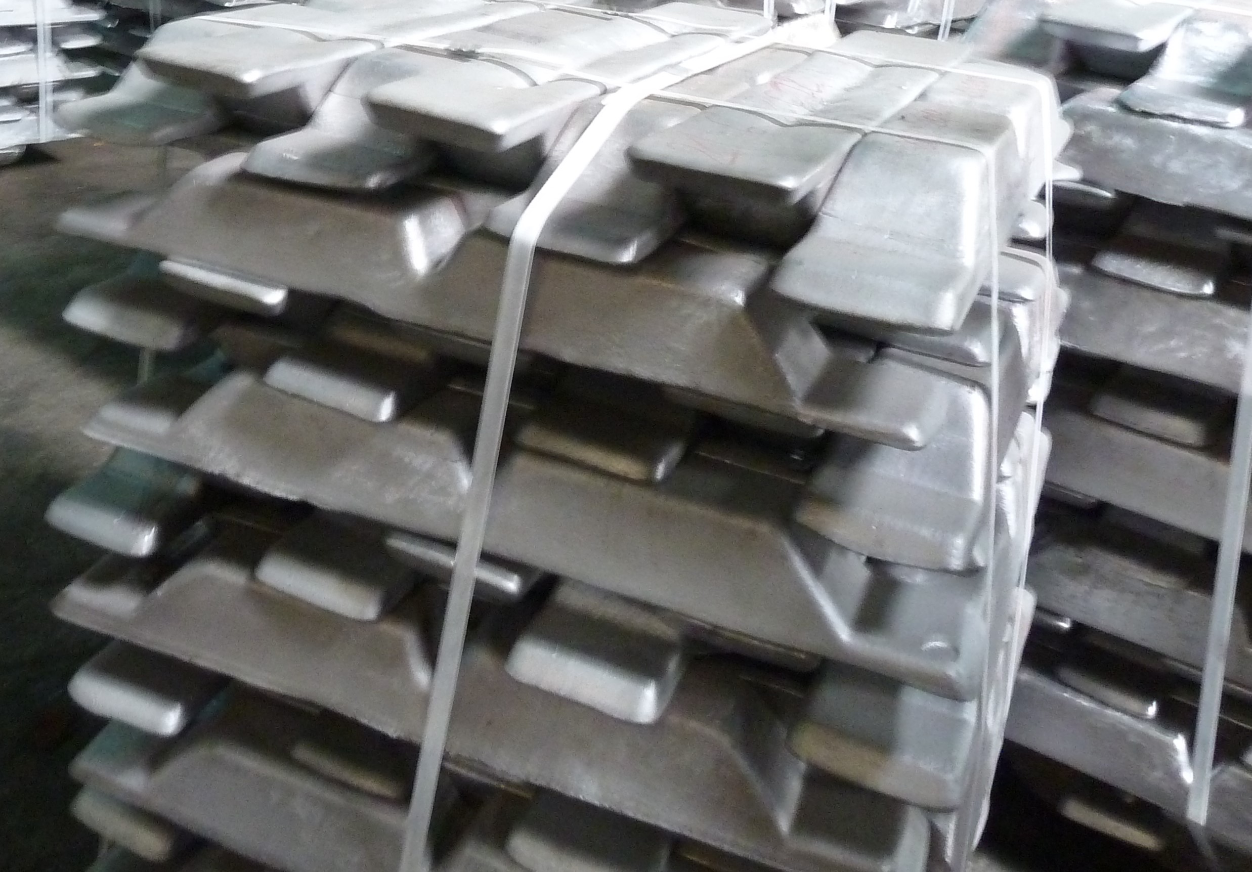 Lingots coul&eacute;s en fonderie d&rsquo;aluminium artisanale. Maroc.