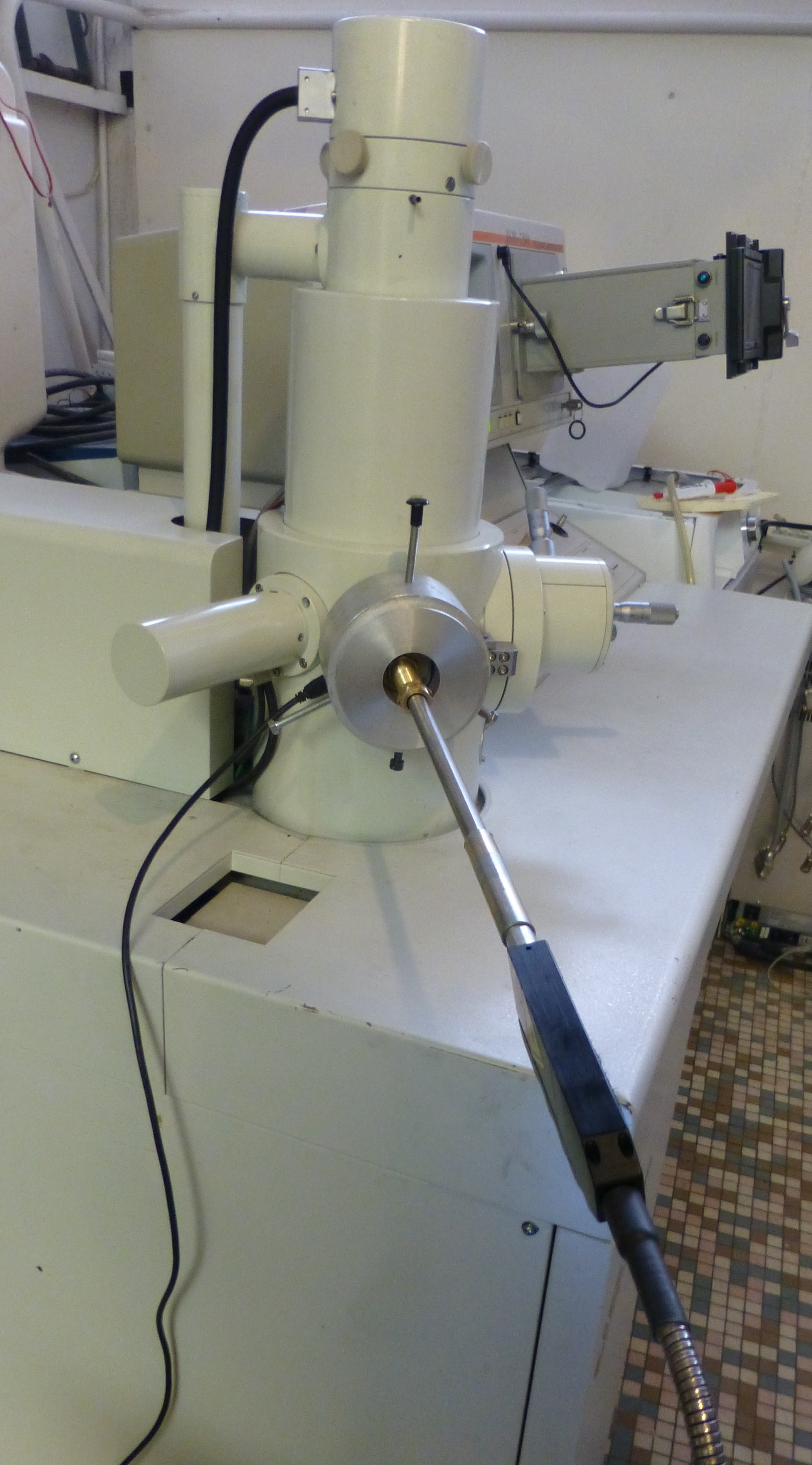 Raman interfac&eacute; sur microscope &eacute;lectronique &agrave; balayage.