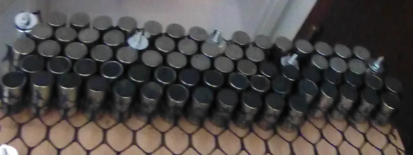 Poudres de minerai de fer pr&eacute;lev&eacute;es par meulage sur site, s&eacute;ch&eacute;es, press&eacute;es. Inde.