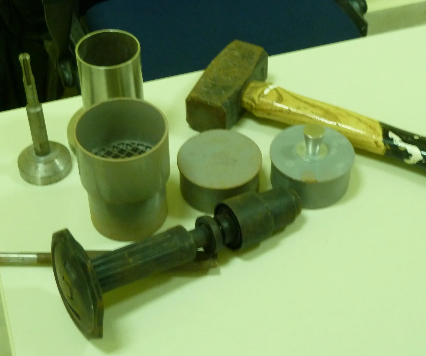Outils de broyage et de tamisage.