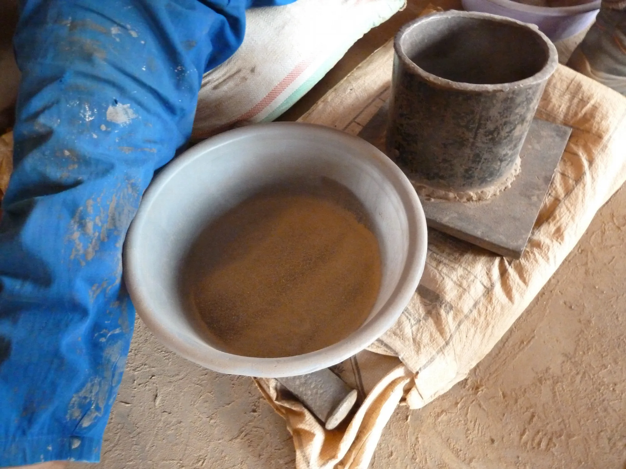 Broyage manuel. Rwanda, minerai de coltan