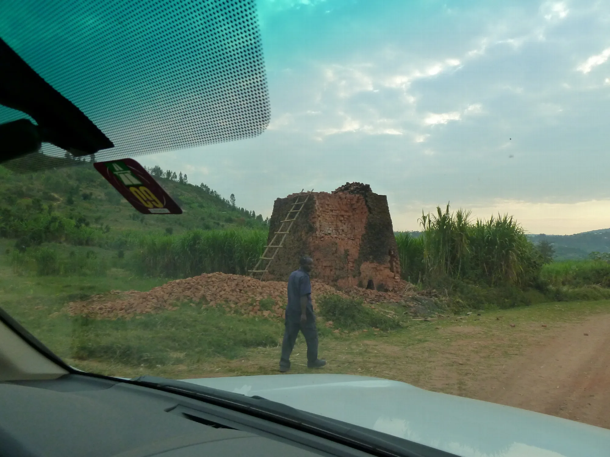 Fabrication de briques. Rwanda.