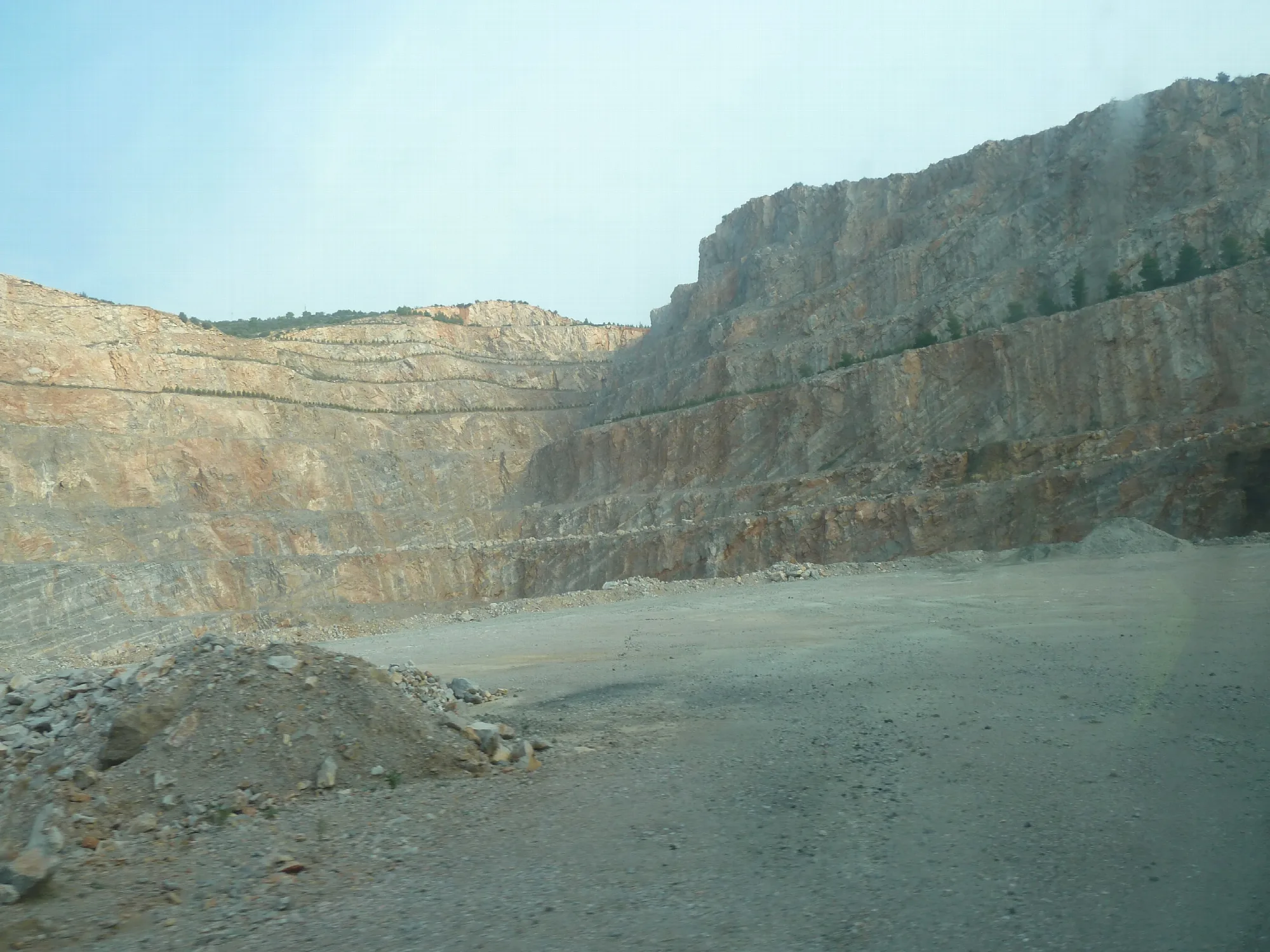 Prise d&rsquo;&eacute;chantillon sur site. Gr&egrave;ce, carri&egrave;re de calcaire