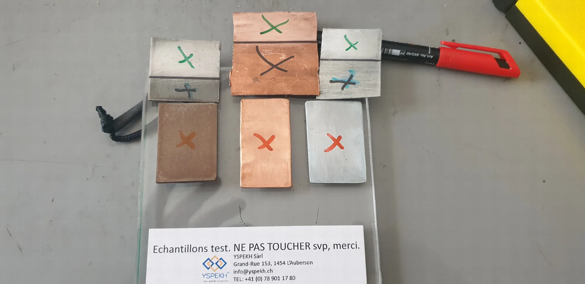Analyse des d&eacute;p&ocirc;ts sur plaques expos&eacute;es, pour identifier un agent corrosif gazeux.