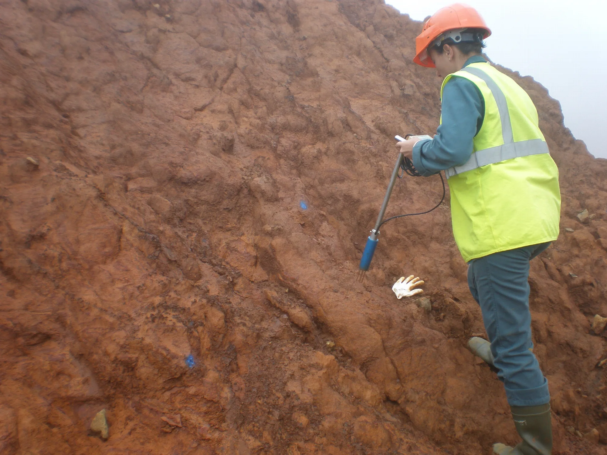 Mesure d'humidit&eacute; sur minerai de nickel. Nouvelle-Cal&eacute;donie.