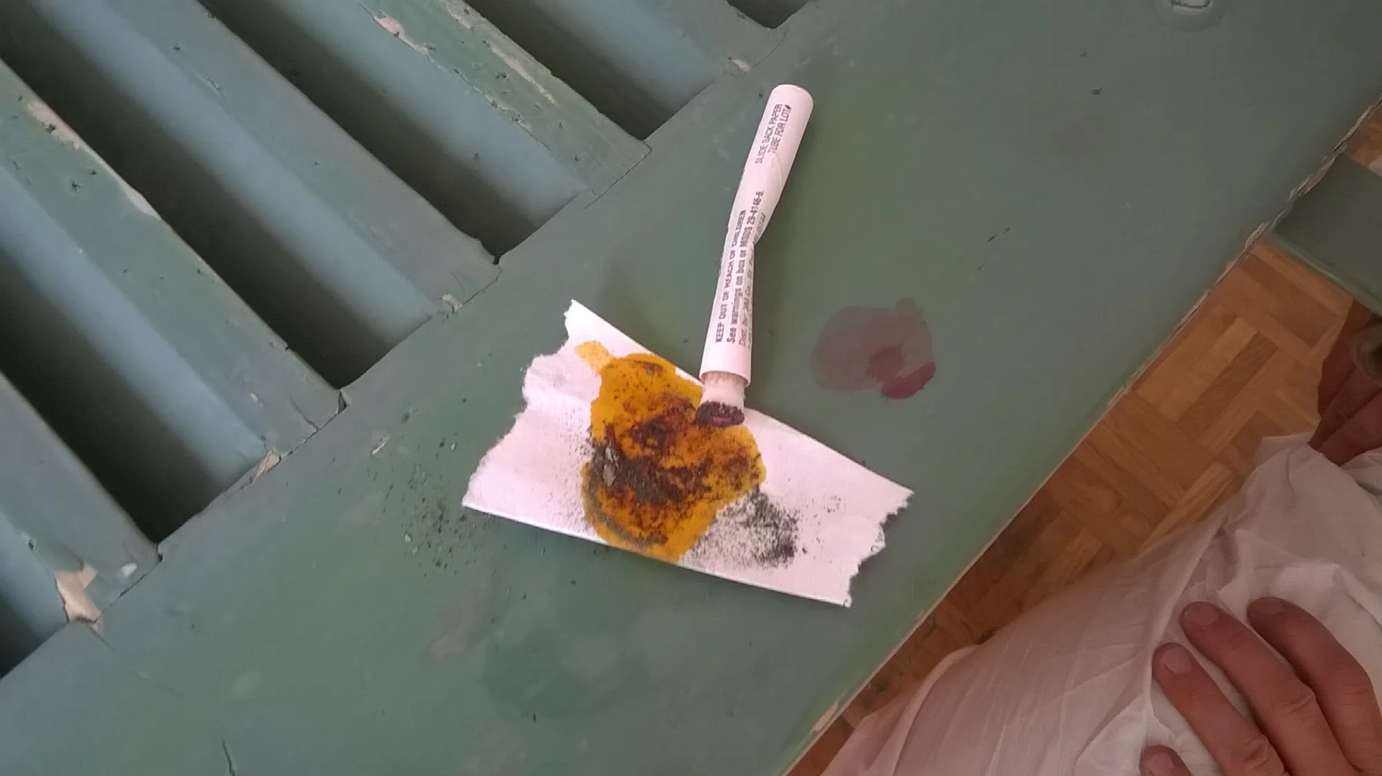 Caract&eacute;risation du plomb dans les peintures par r&eacute;actif chimique, in situ.